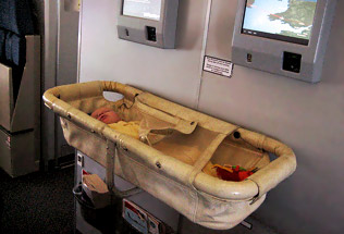 飛行機の赤ちゃん用ベッド