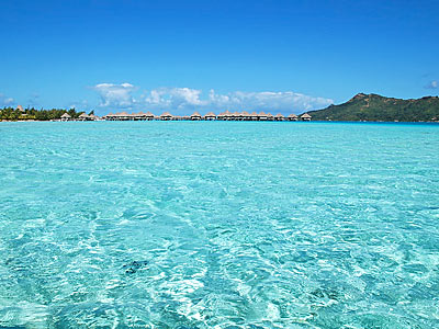 ボラボラ島 透明度の高い青い海の絶景写真